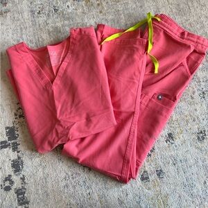 Figs High Wasted stretch band pants and Two pocket top - pink/coral